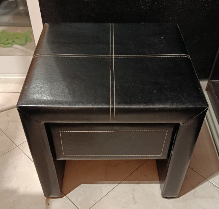 1 mesa de cabeceira preta estilo moderno