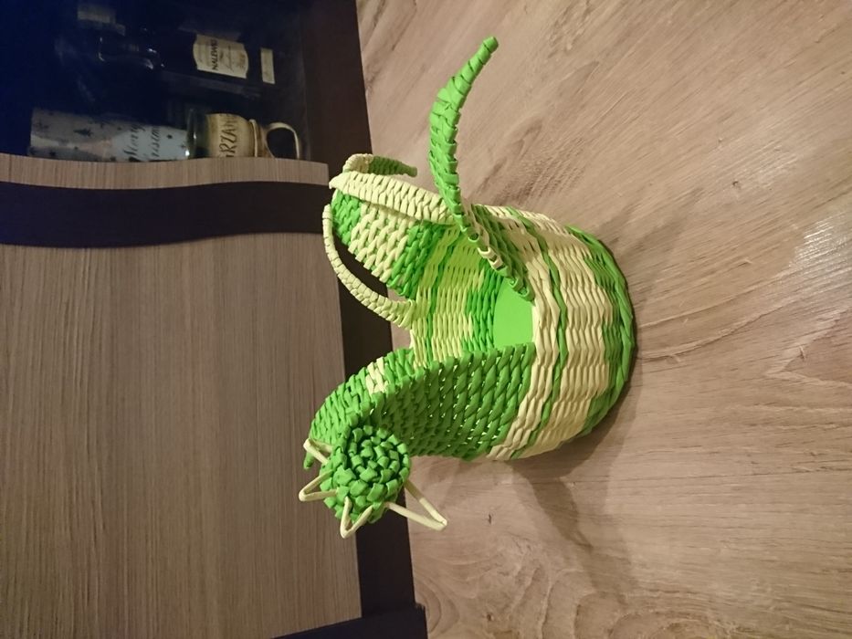 Koszyk kura z papierowej wikliny