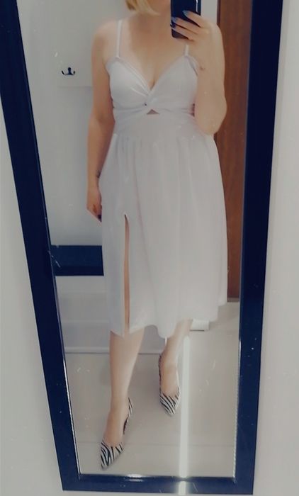 Biała sukienka za kolano