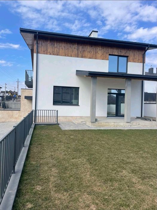 Продаж котеджів в с.Зубра "Маєток"