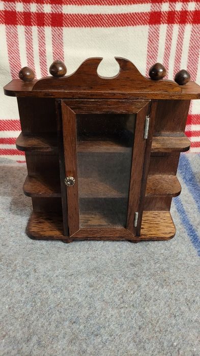 Drewniana mini witrynka 21x18x5 cm.