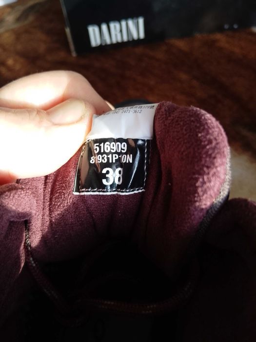 Продам нові кросівки.