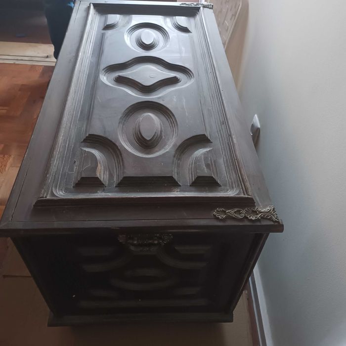 Arca em madeira trabalhada