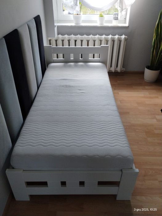 Drewniane łóżko młodzieżowe