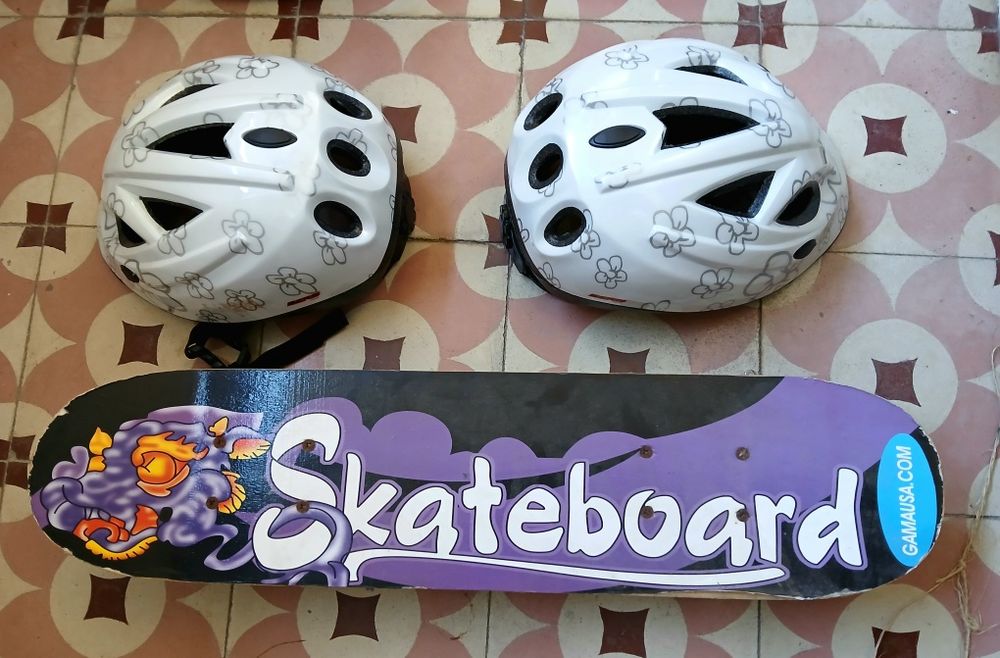 Skate com 2 Capacetes de Criança