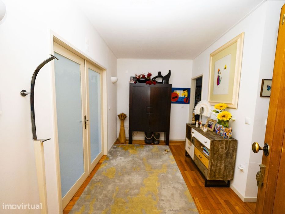 Apartamento T4 com terraço e 2 garagens em Braga