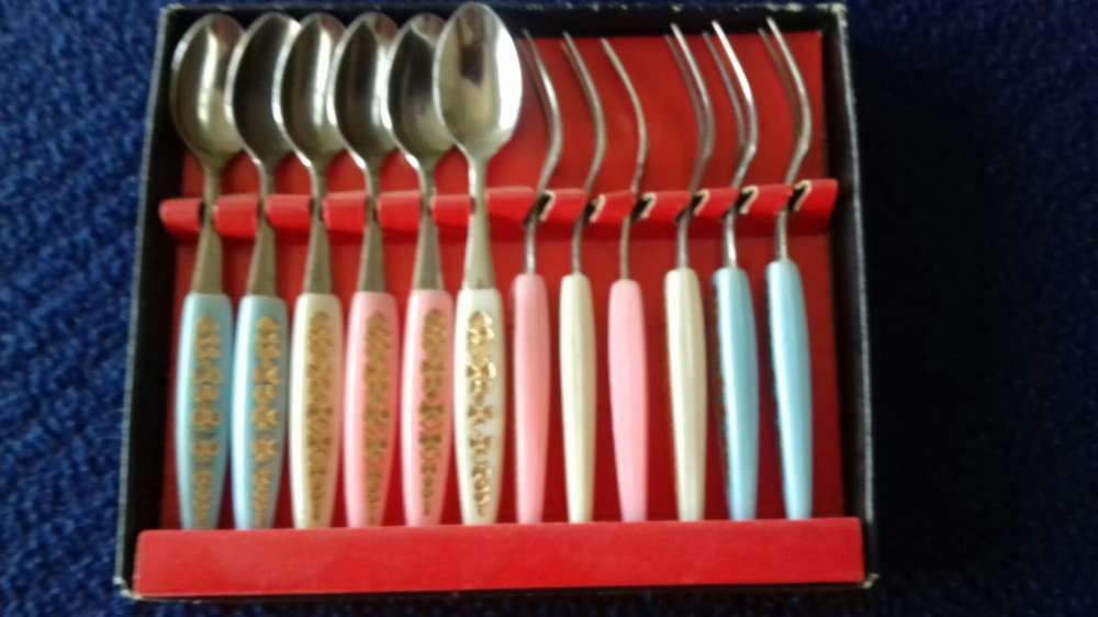 Conjunto de 4 mini travessas 6 mini colheres e 6 mini garfos