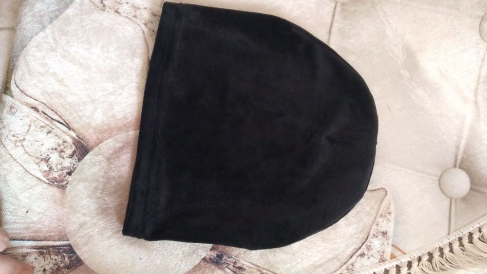 Czarna damska czapka welurowa