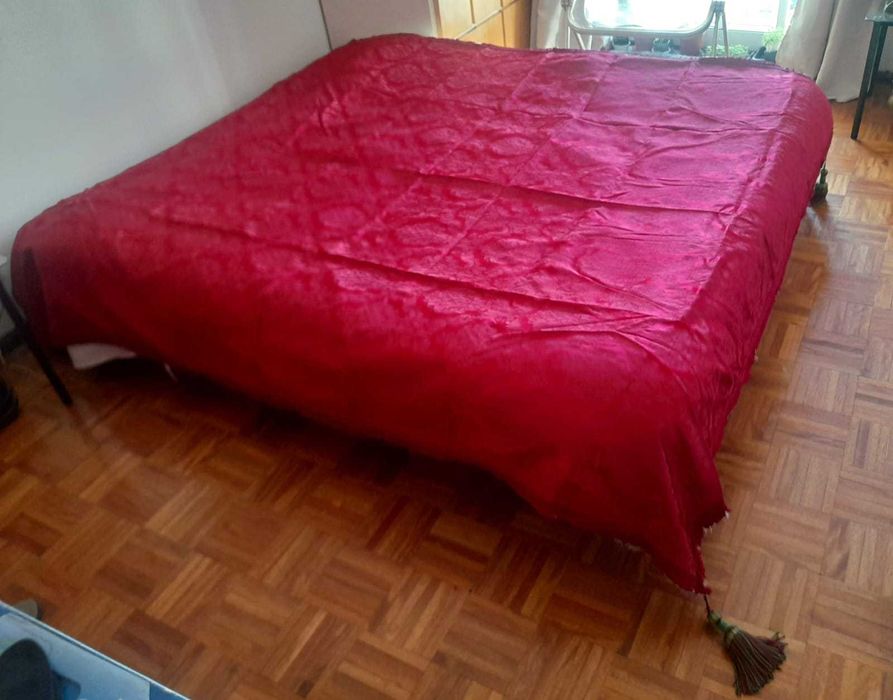 Colcha Antiga Adamascada com 2 Borlas