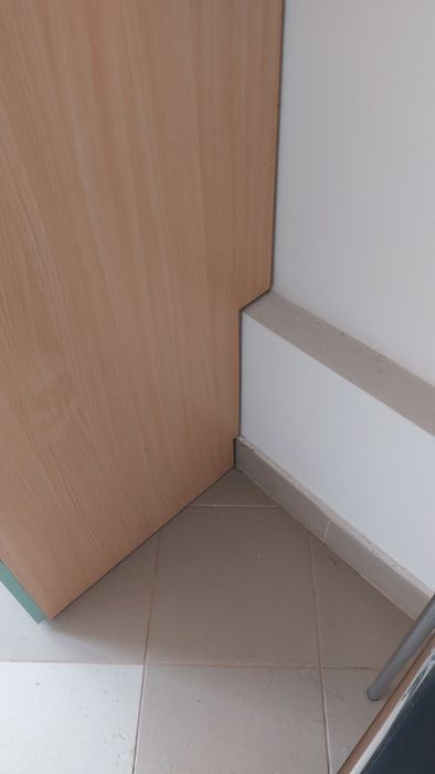 Duża szafa na wieszaki z półkami