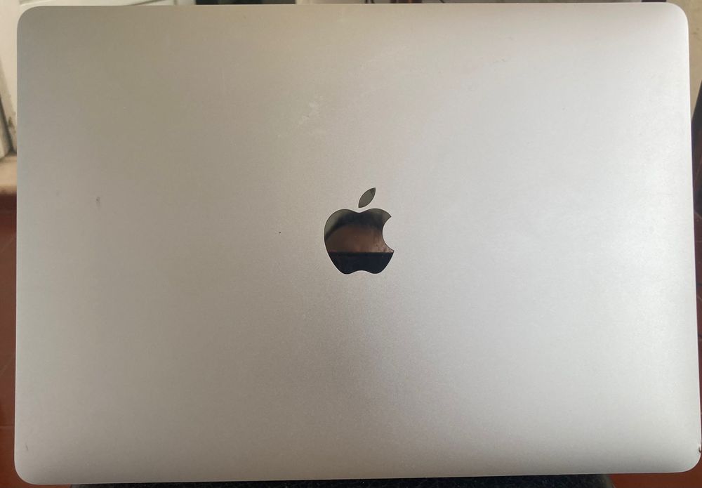 MacBook Air 2019 (A1932) - Funciona, ecrã com cores alteradas