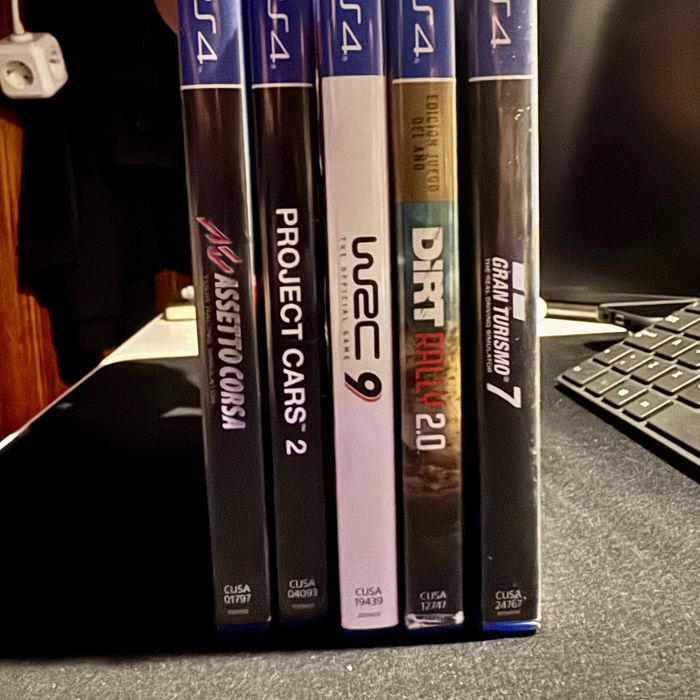 Playstation 4 Pro 1TB + 2 Comandos + 6 Jogos