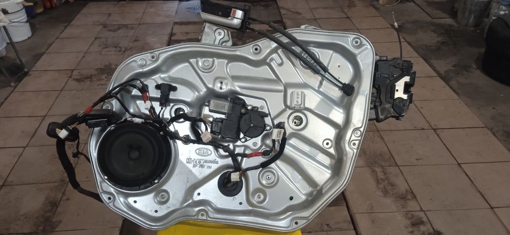 Стеклоподъемник в сборке с замком Kia Sorento