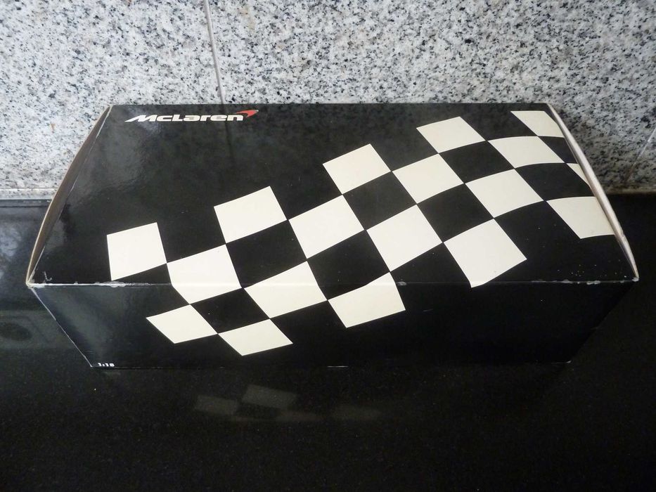 1:18 Minichamps, McLaren Ford M23, Yardley, D. Hulme, 1973, AutoArt