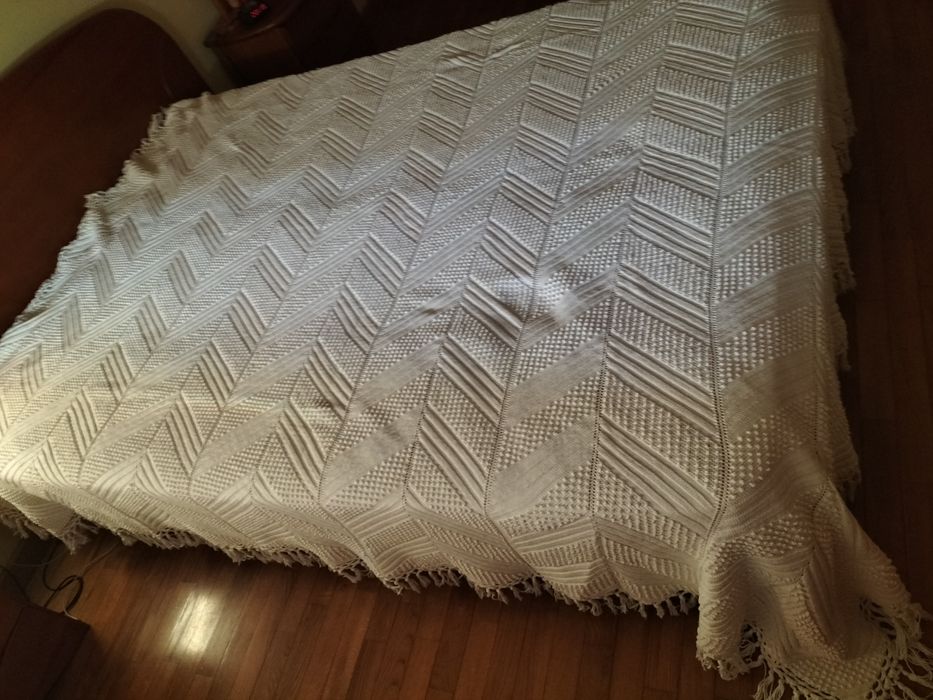 Colcha de cama bordada a mão