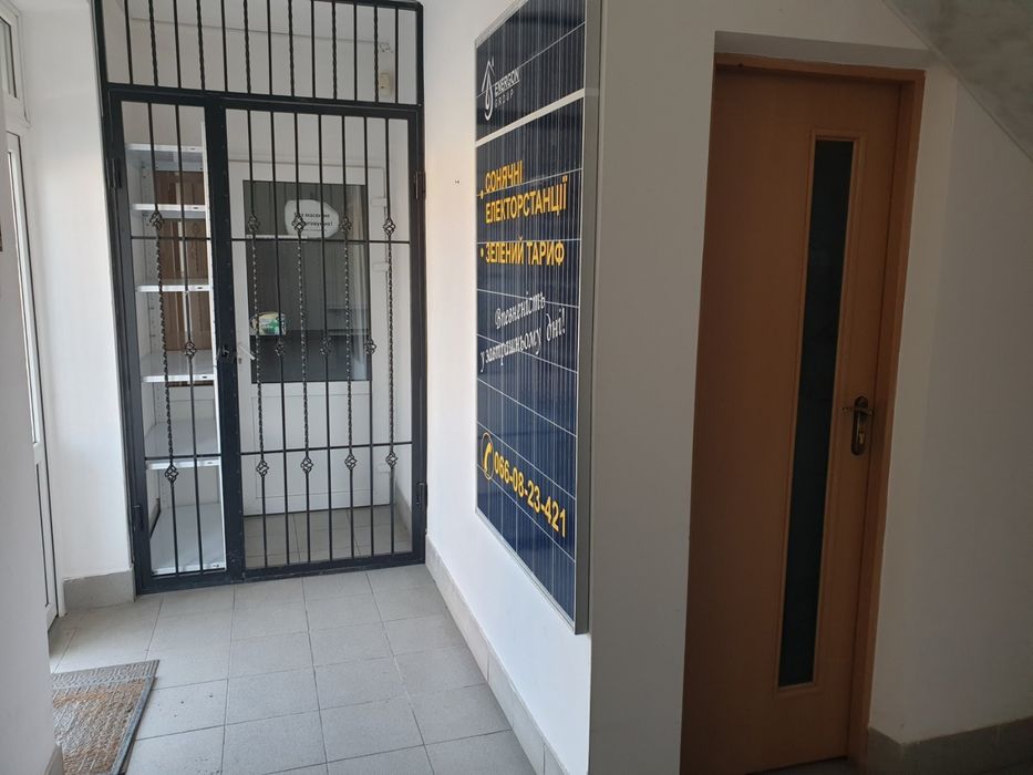 Продається  комерційна будівля, просторі зали для торгів