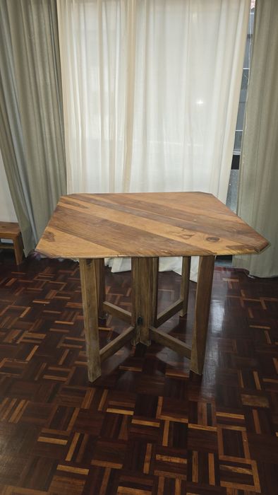 Mesa em madeira maciça – design rústico / artesanal