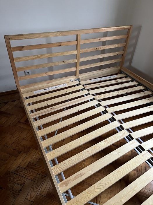 Cama em Pinho do Ikea