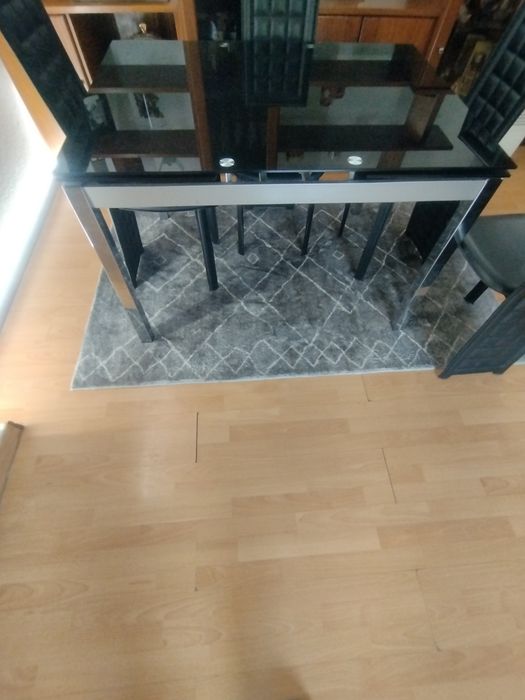 Mesa de vidro para sala de jantar + 4 cadeiras