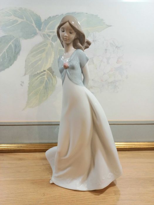 Статуэтка  NAO Lladro в идеальном состоянии с родной коробкой.