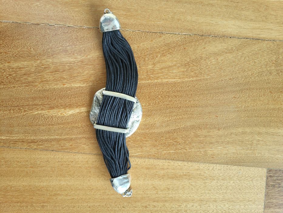 Pulseira Cordas Pretas com Anel Metálico