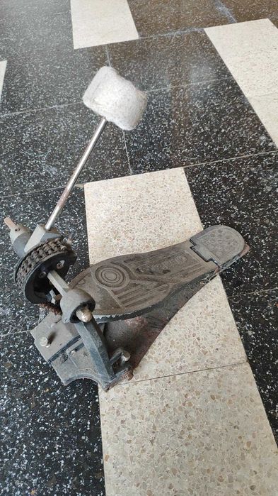 Pratos, banco, tripé da Pearl para chimbal com pratos e pedal.