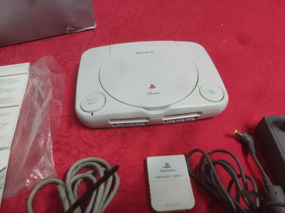 Playstation 1 ONE - completa c/ caixa manuais comando cartão de memória