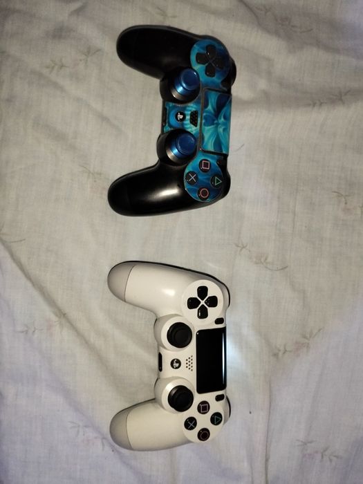 Ps4 Slim 1Tb +4 jogos + 2 comandos Sony + Base de carregamento