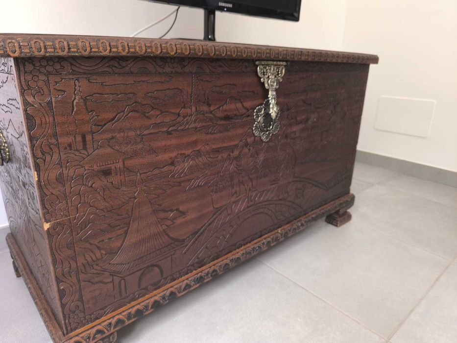 Arca antiga em madeira com algum uso