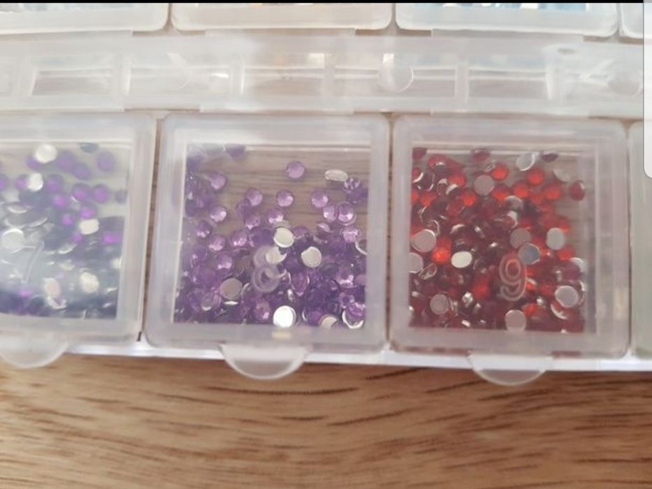 Caixa de brilhantes várias cores, unhas de gel