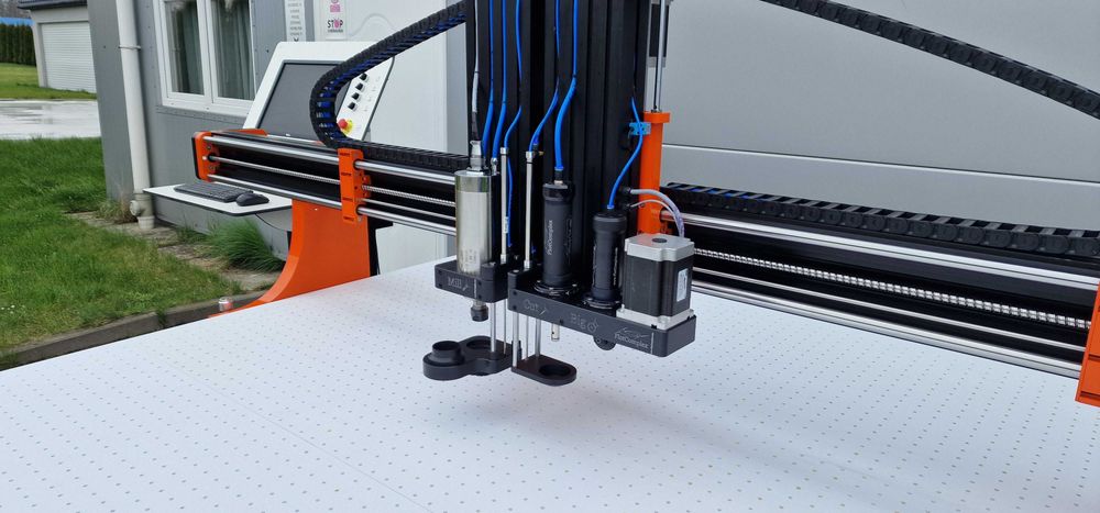 Ploter frezująco-tnący CNC BlackMillCut – frezowanie + cięcie
