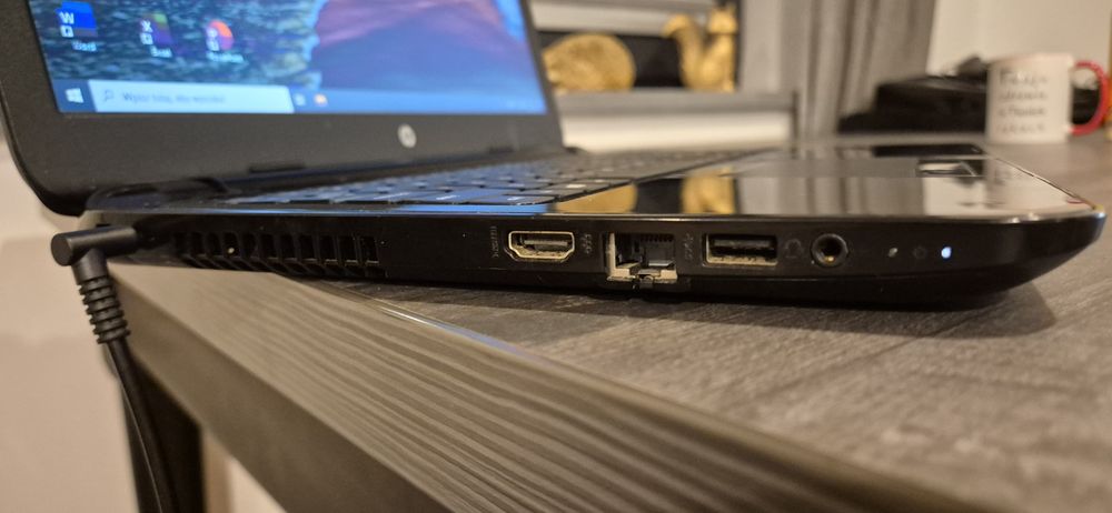 Laptop HP z zasilaczem i myszką. SSD 1TB, 8GB RAM