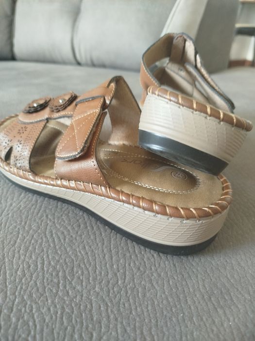 Sandália ajustável