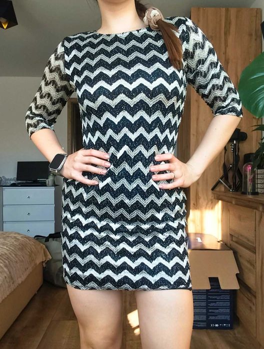 Śliczna błyszczącą obcisła sukienka we wzory