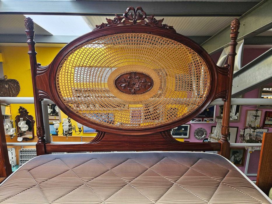 Cama antiga em madeira com cabeceira em palhinha, e