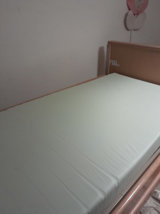 Cama articulada com colchão ortopédico e anti-escaras
