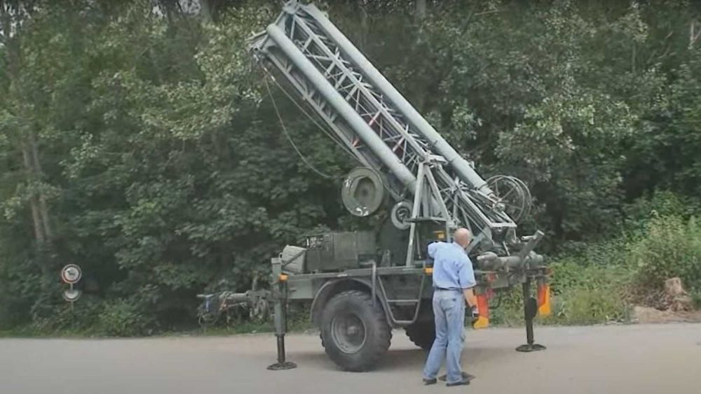 Militaria - mobilna wieża pod nadajnik - 25m.