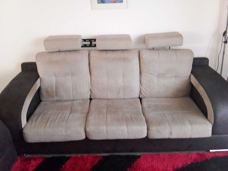 Sofas um de 3 lugares outro de 2.