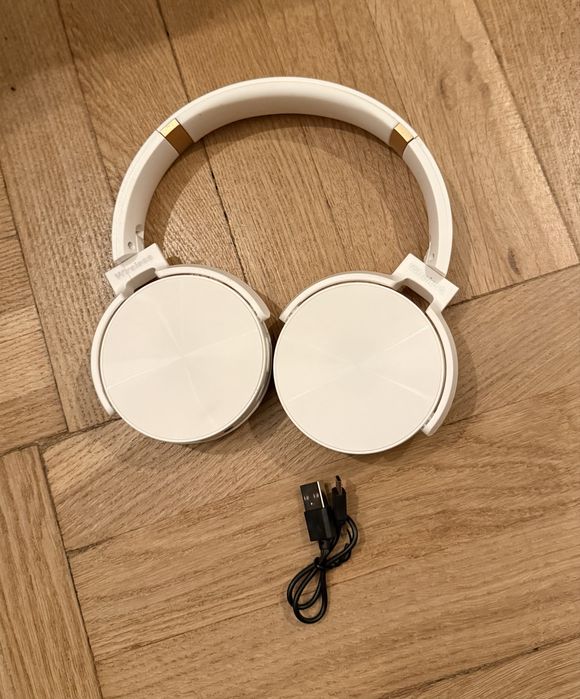 Białe słuchawki bezprzewodowe z kablem