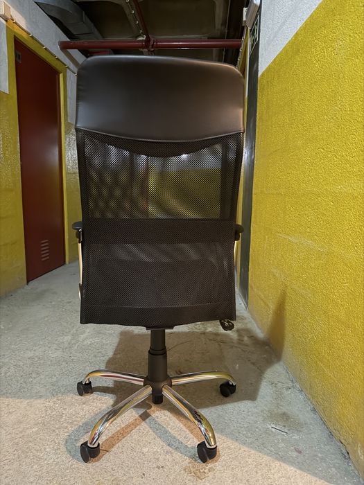 Cadeira de escritorio preta