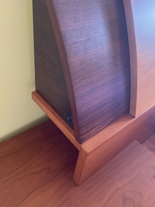 Cama casal com cabeceiras e espelho