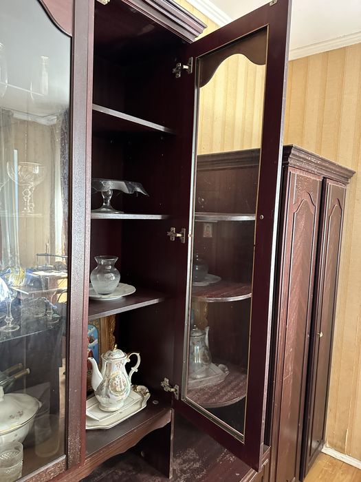 Деревʼяні меблі шафа сервант полиці дерево