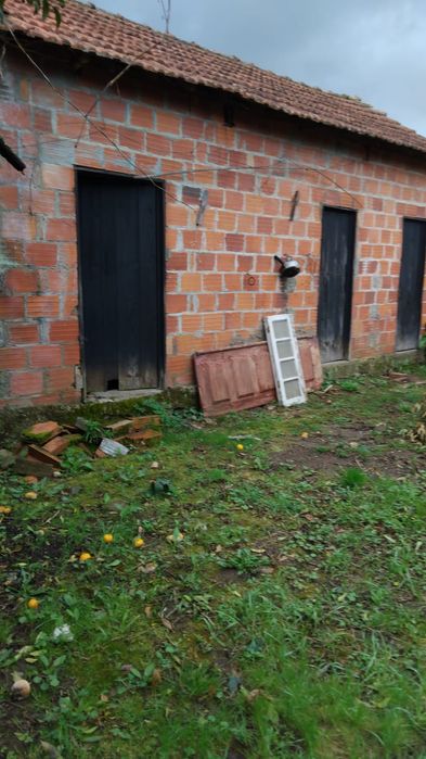 Vende  moradia bem localizada estrada principal