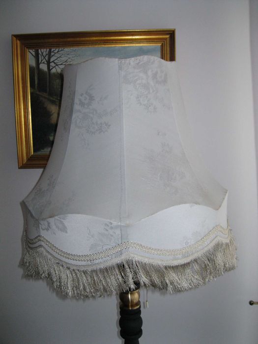 piękna lampa stojąca podłogowa  vintage z abażurem z mosiądzu i drewna