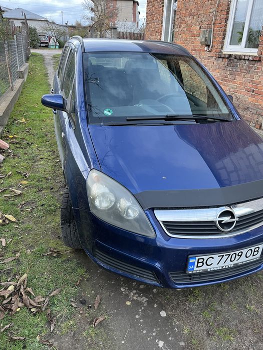 Продаю власний сімейний автомобіль. В користуванні більше 2 років