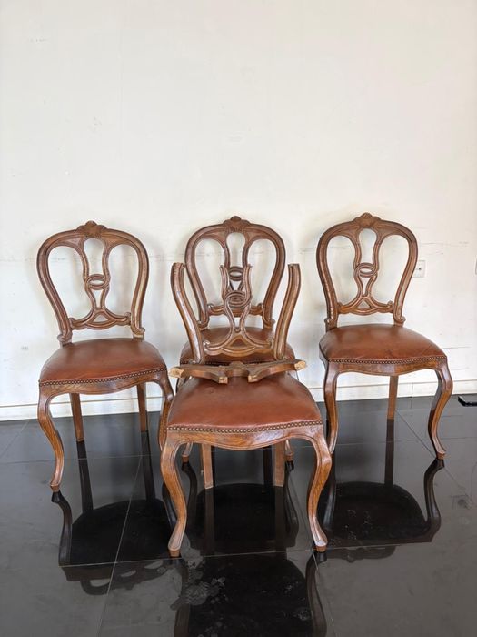 8 cadeiras e dois pés de mesa