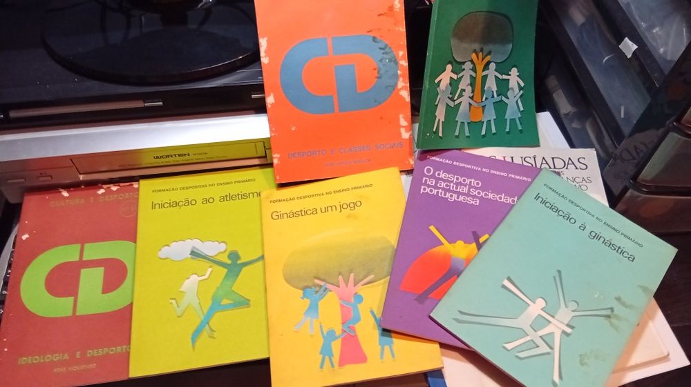 Coleção de livros de desporto antigos