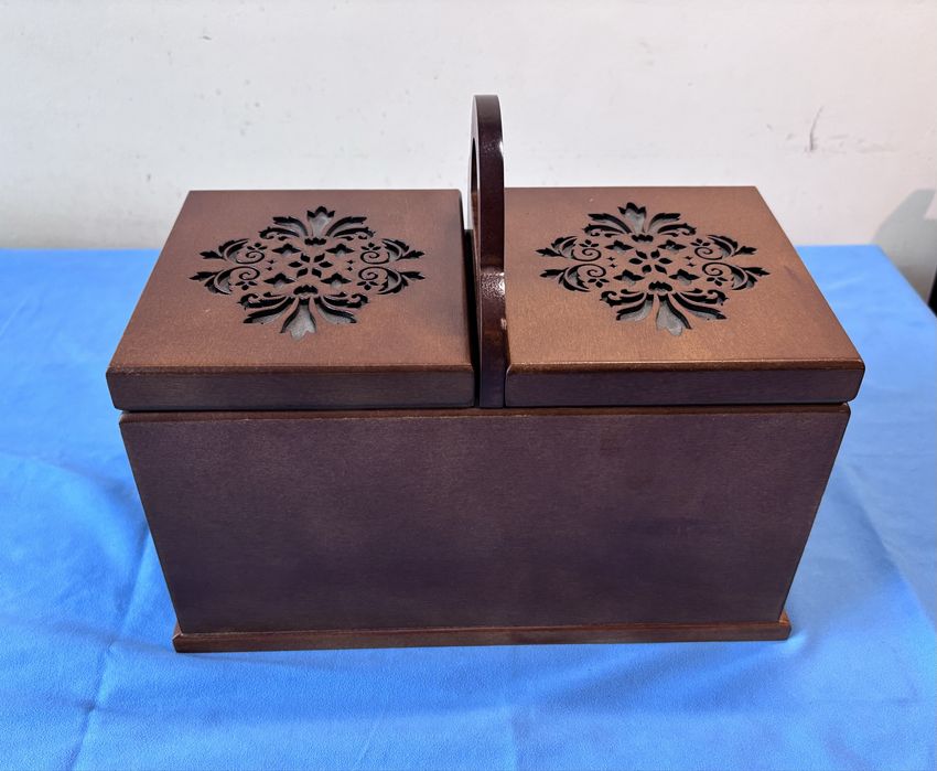 Kuferek drewniany na nici