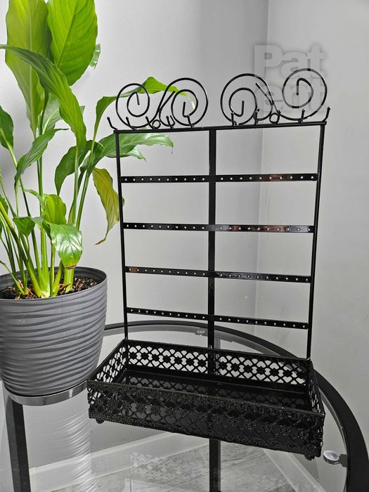 Szkatułka czarny metalowy na kolczyki biżuterię organizer ekspozytor