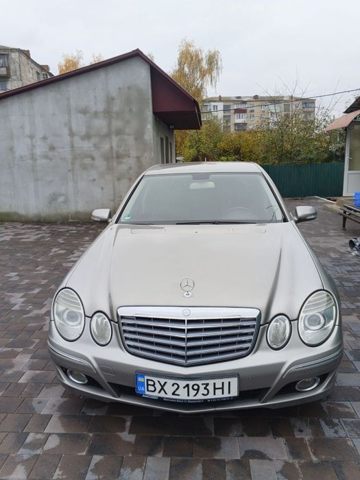 Mersedes-Benz 211